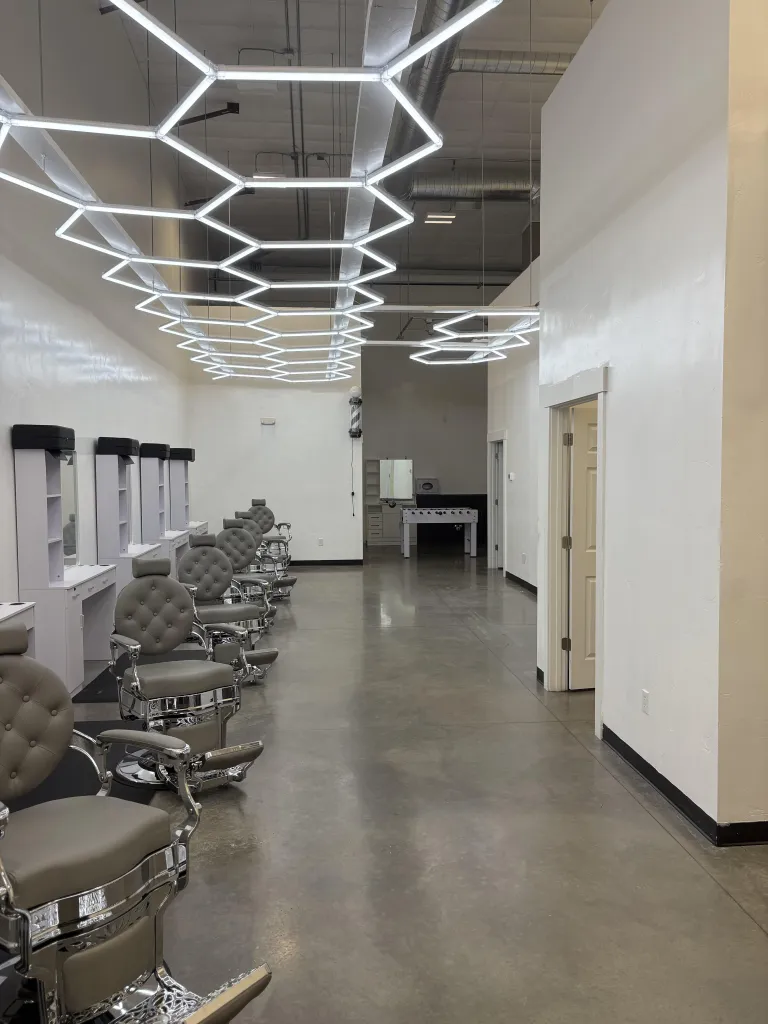 Dentro de Clean Culture Barbershop en Pasco. barberos con licencia, estaciones limpias, interior de barbería profesional